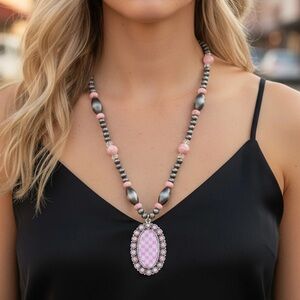 NWT! Boutique Elegant Pink and Silver Beaded Necklace 💕